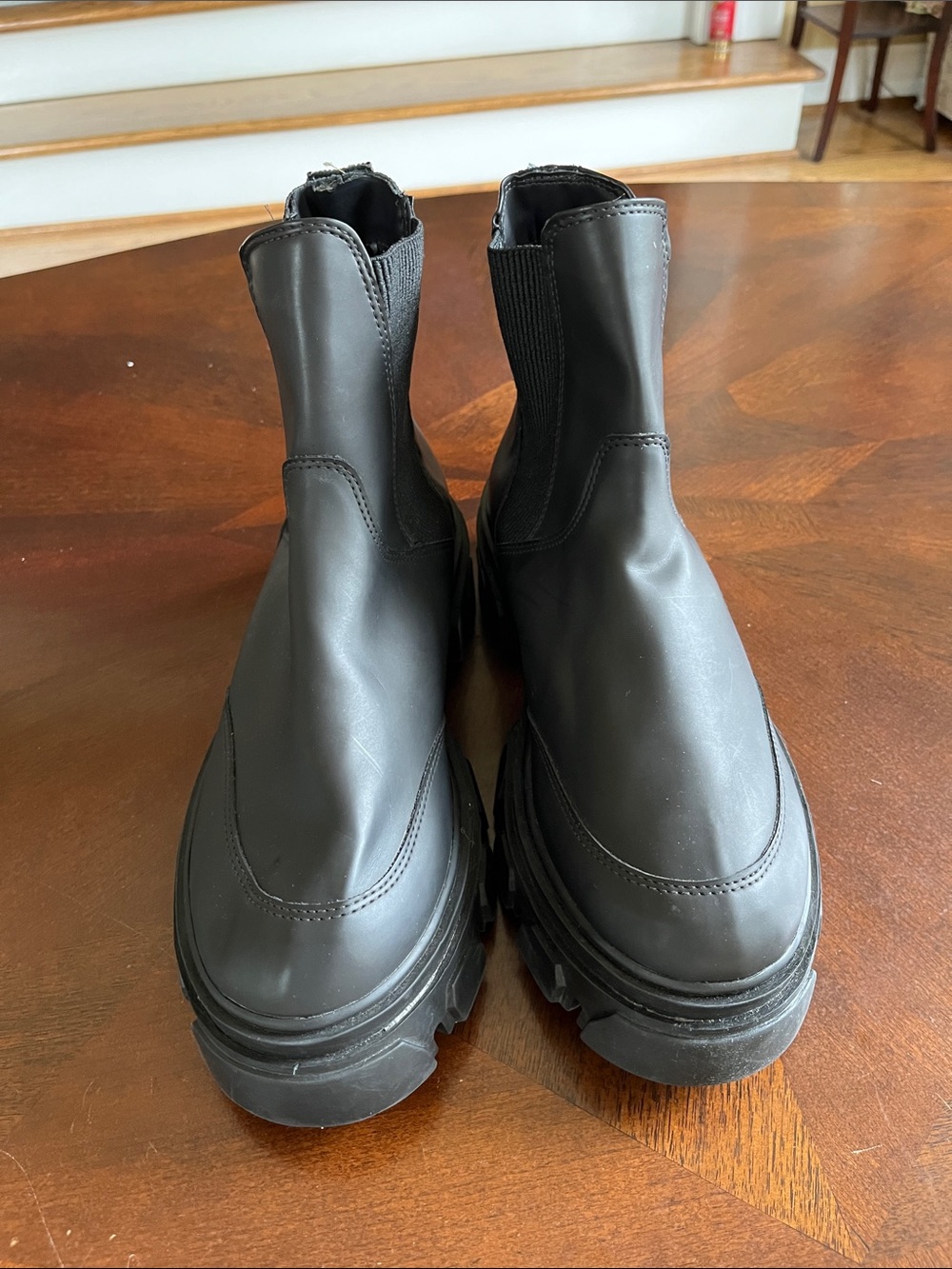 Black Womens Chelsea Boots - Farm Rio. The lining inside boot is peeling, putsid